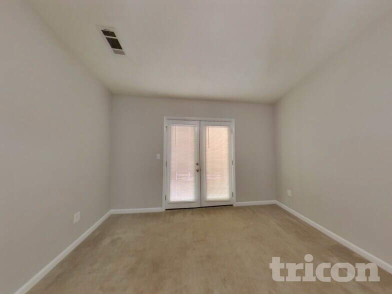 Building Photo - 270 Rosewood Dr