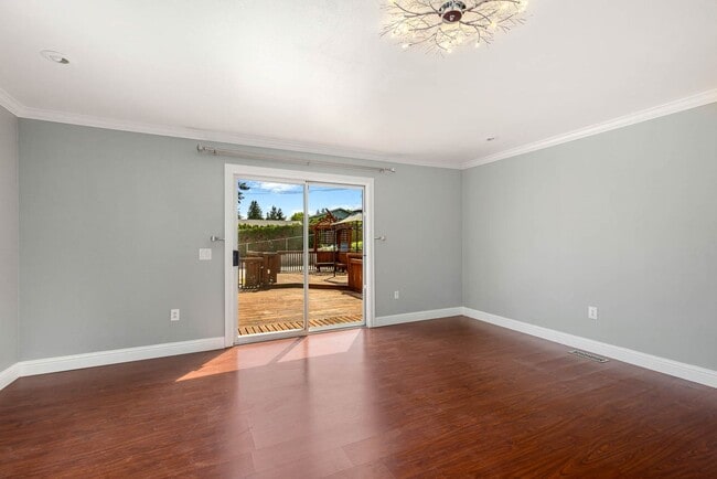 Building Photo - Charming 3 Bedroom Home on Expansive Lot – Ideal Location!