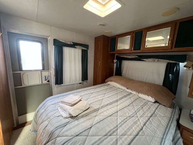 Building Photo - SHORT TERM FOOTHILLS RETREAT!