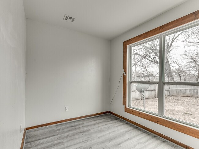 Building Photo - 118 S Miles Ave