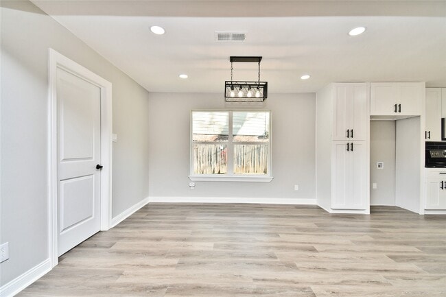 Building Photo - 2035 Round Spring Dr