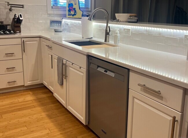 Building Photo - 72 Carson Ave