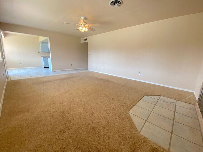 Building Photo - Northeast El Paso 3bed/2bath with Refrig A/C!