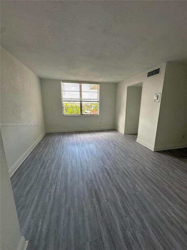 Building Photo - 1825 W 56th St