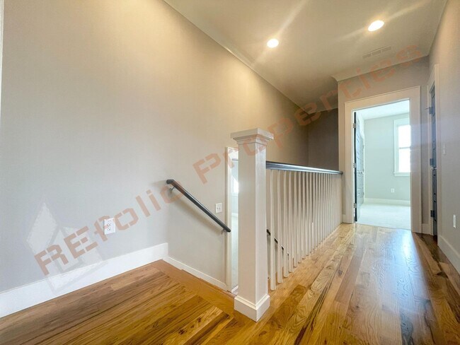 Building Photo - 413 Ancient Oaks Dr