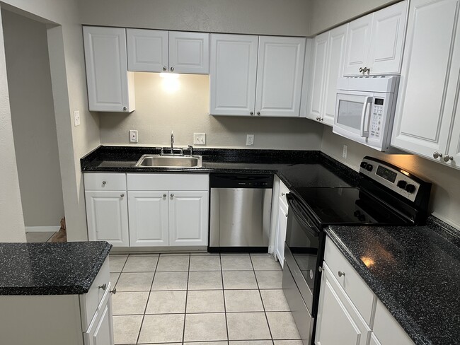 Building Photo - 8836 Hidden Hill Dr