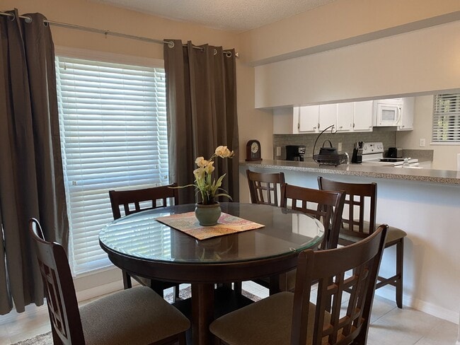 Building Photo - COMPLETELY Furnished 2nd story condo in Windrush Bay.