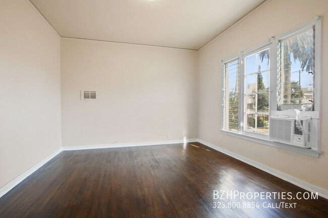 Building Photo - Gorgeous Newly Renovated 2Bed 2Bath With B...