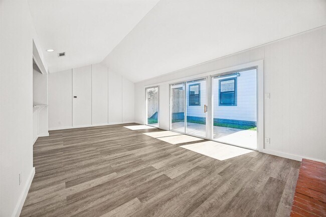 Building Photo - 1411 Fairfield Dr