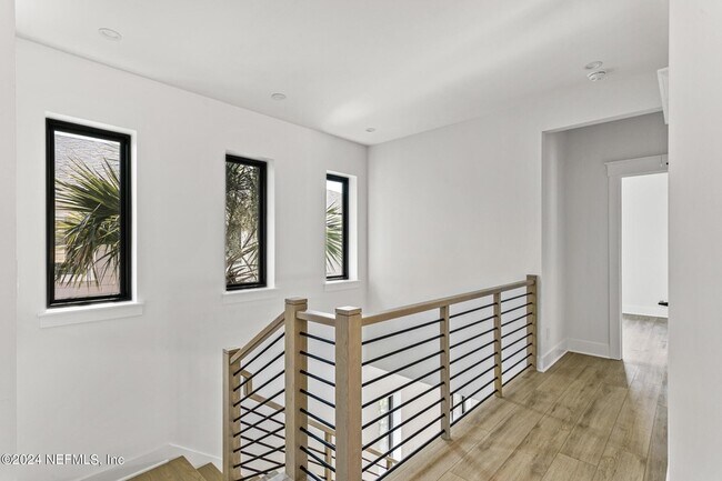 Building Photo - 207 Lora St