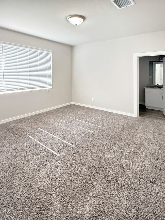 Building Photo - Modern 3-Story Townhome Near The Rim & La ...