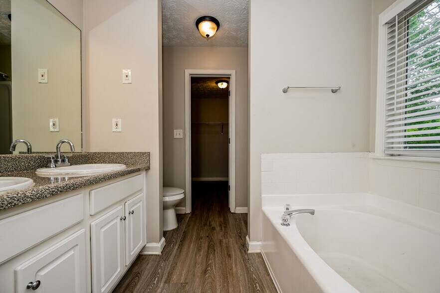 Building Photo - 330 Fieldstone Ln