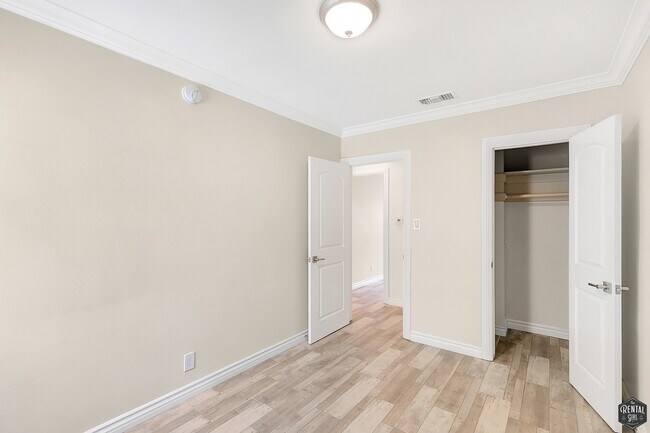 Building Photo - 8613 1/4 W. Olympic Blvd-