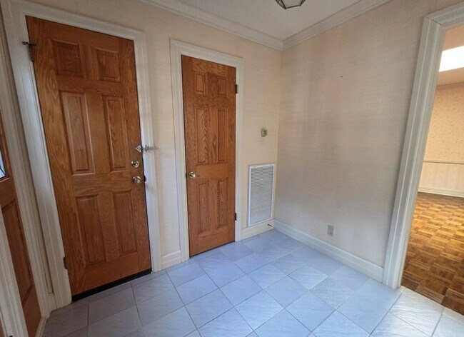 Building Photo - FOR LEASE!!