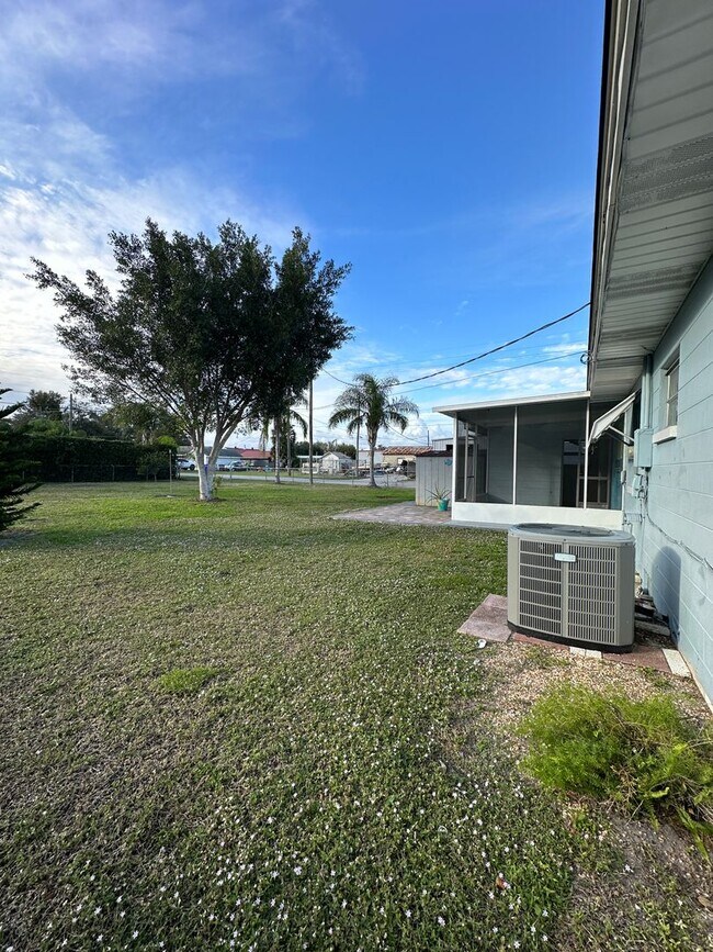 Building Photo - MOVE IN SPECIAL- Nice 2/1 Home w/ Fenced Yard in St Cloud