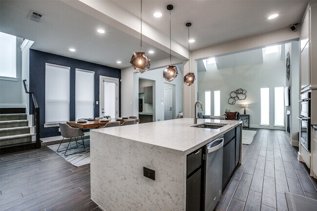 Building Photo - 7021 Royal View Dr