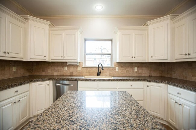 Building Photo - Amazing Woodlands Edge Home