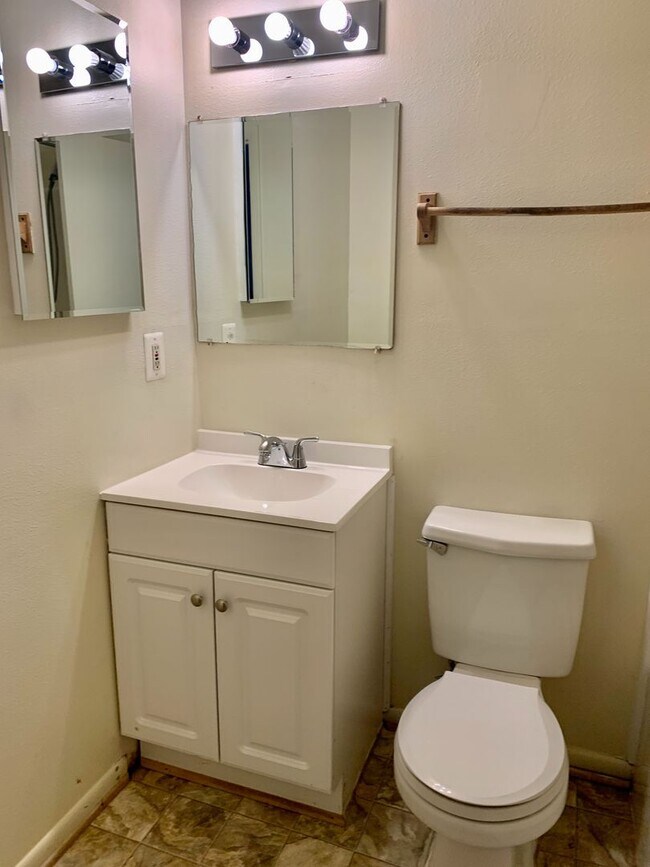 Building Photo - Spacious 3 Level Stafford Townhouse