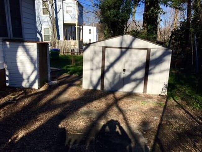 Building Photo - 3 bed 2 bath house. Laundry, all electric,...