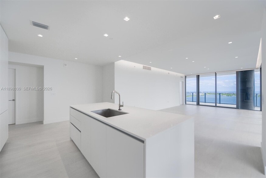 Building Photo - 700 NE 24th St