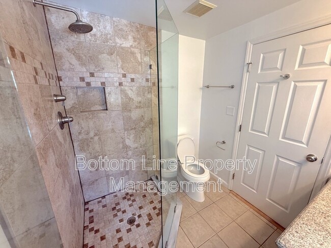 Building Photo - 2417 Bay St