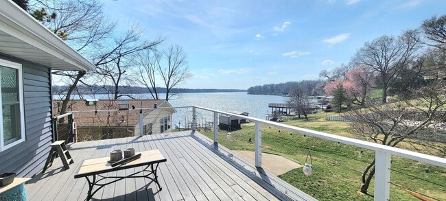 Building Photo - Lake views!