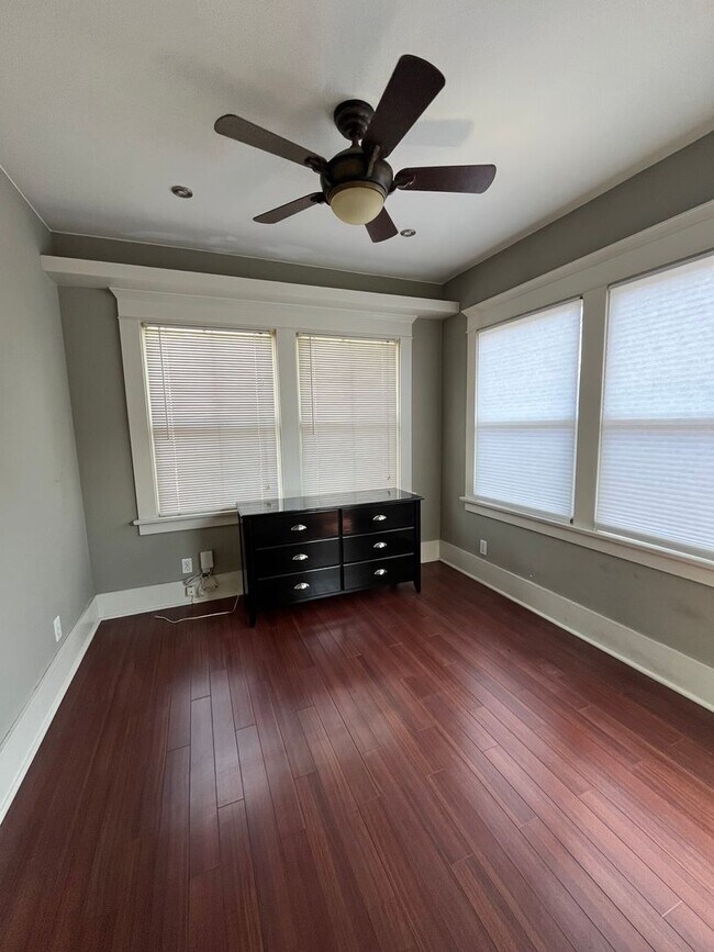 Building Photo - House: 2 Bedroom with Den , 2 Bath and pri...