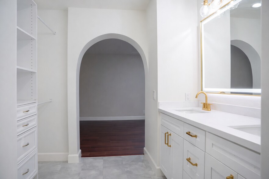 Master Bath - 10425 Caminito Cuervo