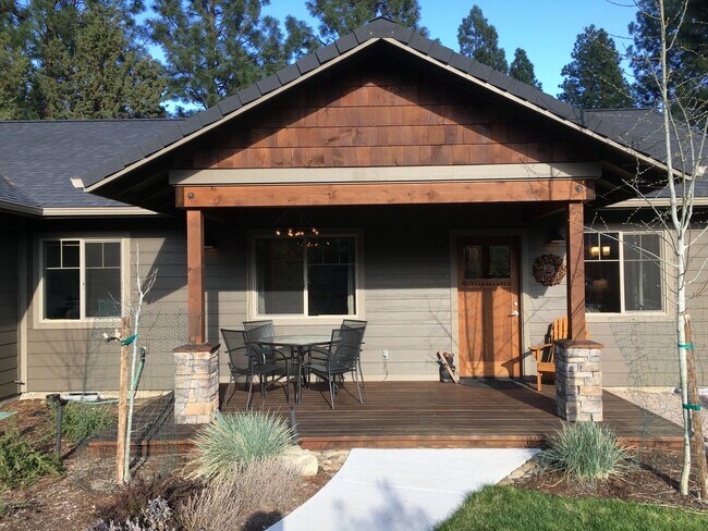 Building Photo - Beautiful Single Level home in Sisters!