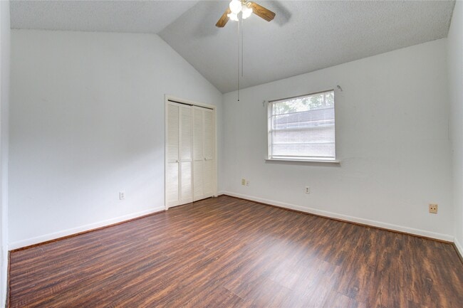 Building Photo - 212 Quaker Dr