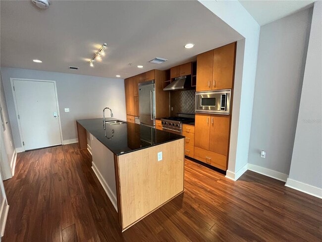 Building Photo - 1120 E Kennedy Blvd