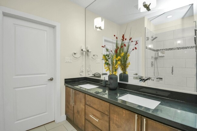 Building Photo - 4608 Nett St