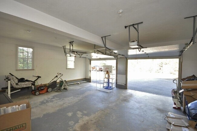 Building Photo - 8 Tiffany Rd