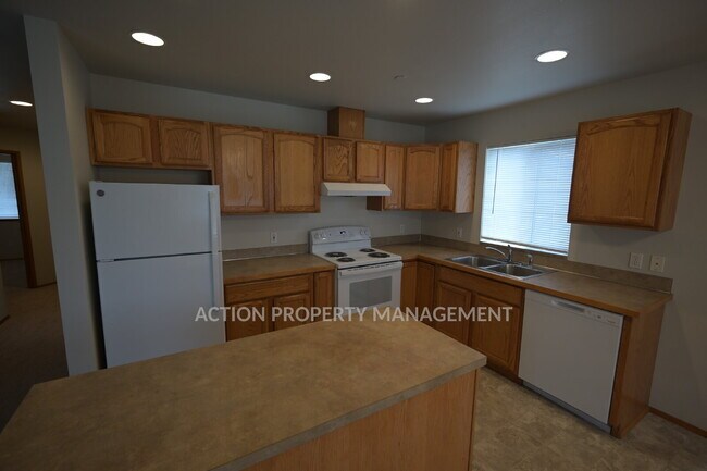 Building Photo - 2 bed 1 bath, top floor apartment in Port Angeles, close to Peninsula College and the Olympic Nat...