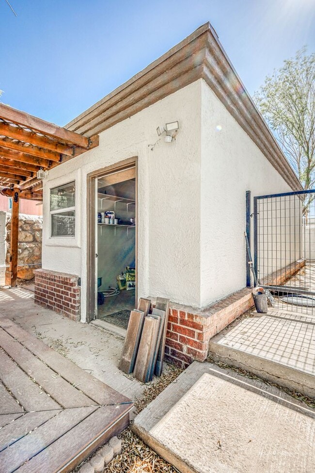 Building Photo - 5948 Anapaula Dr
