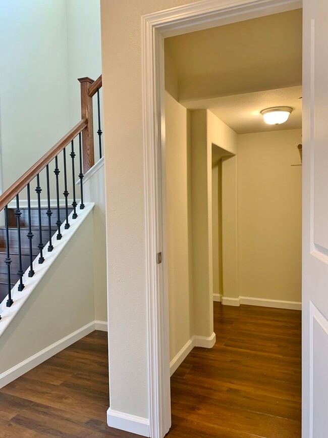 Building Photo - 4 Bedroom Home in Hollister