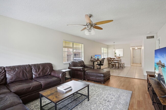 Building Photo - 2825 SW 22nd Ave