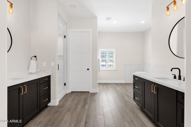 Building Photo - 856 W Quail Cir