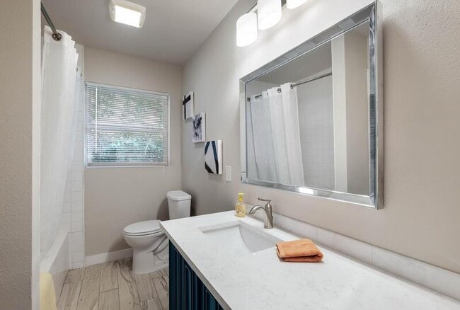 Building Photo - 623 Freiling