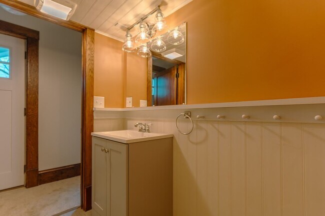 Building Photo - Stunning 2 bed, 1 bath, first floor apartment with views of Mill Run