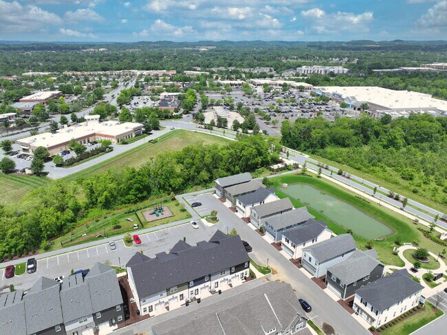 Building Photo - Like-New Modern Townhome Near Dining, Shopping, Trails & Old Hickory Lake