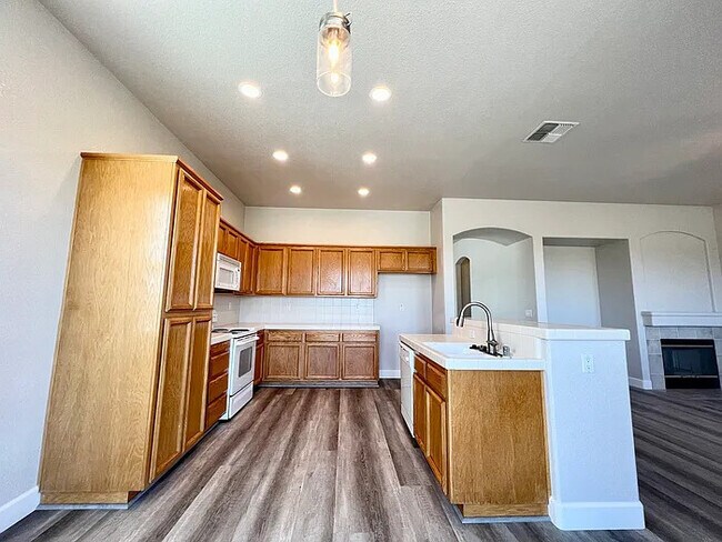 Building Photo - Stunning 4 bedroom 2 bathroom home in Linc...