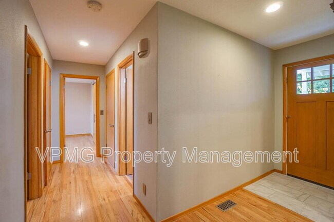 Building Photo - 6904 NE 70th St