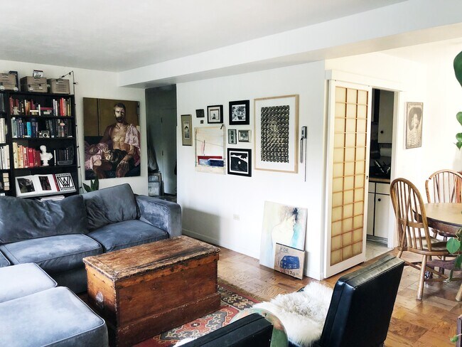 Lots of wall space for art throughout the apartment - 1221 Minor Ave