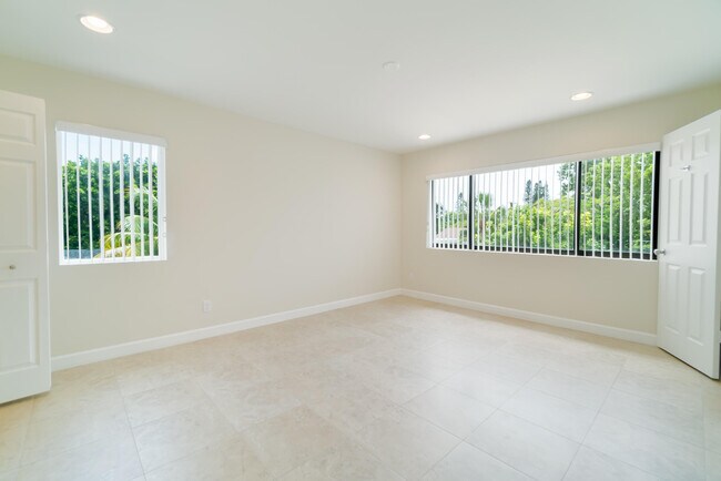 Building Photo - 6410 N Dixie Hwy