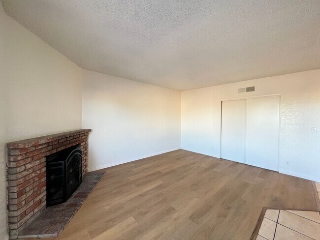 Building Photo - Sierra Oeste