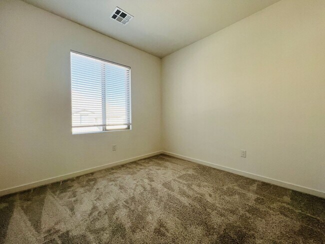 Building Photo - s 4 bedroom 2.5 Bathrooms with Loft, home ...