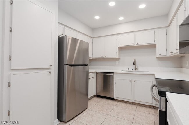 Building Photo - 3151 N Soaring Gulls Dr