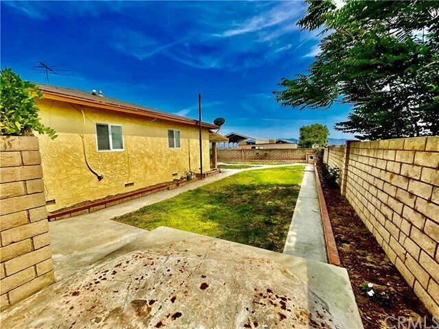 Building Photo - 7247 E Riverside Dr