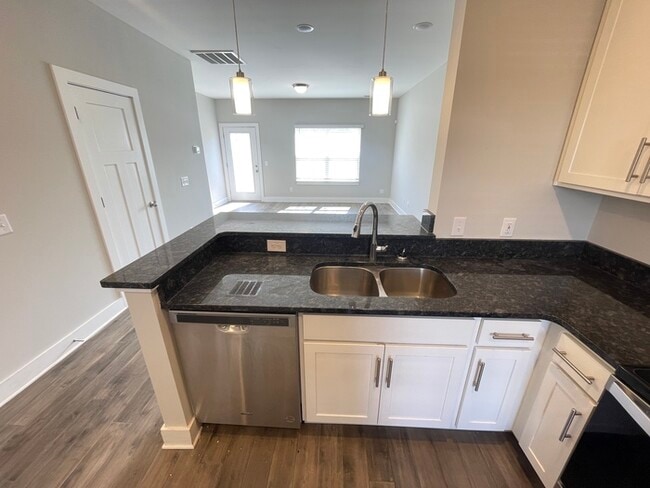 Building Photo - Robinson Rowhouses 2 bedroom with fenced p...